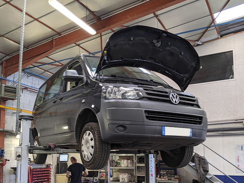 Réparation de voiture dans notre atelier à Rennes